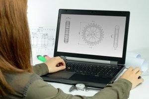Frau bedient CAD-Programm
