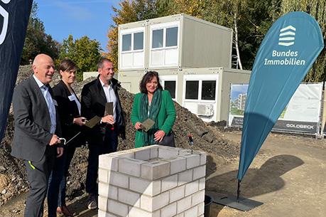Legten gemeinsam den Grundstein: (v.l.) Thies Langholz, Leiter der Wohnraumoffensive der BImA, Eva-Maria Kröger, Oberbürgermeisterin der Stadt Rostock, Oliver Grzesko, Niederlassungsleiter Goldbeck Nordost GmbH, Birgit Franke, Hauptstellenleiterin BImAGeschäftsbereich Portfoliomanagement in Rostock.