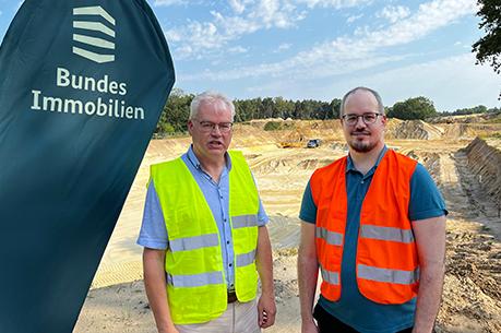 Stellten den Start der Bodensanierung der Öffentlichkeit vor: BImA-Projektleiter Stefan Ivert (links) und Stephan Clemens vom Zentralen Kontaminationsmanagement der BImA.