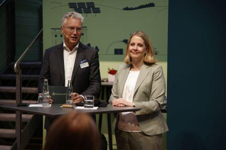 BImA-Vorstandsprecher Professor Dr. Alexander von Erdély im Gespräch mit Bundesbauministerin Verena Hubertz.