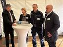 Vier Personen vor einer kleinen Zeitkapsel