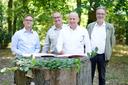 Das Foto zeigt das Unterzeichnen der Flächenübertragung: Martin Kreienbaum (Geschäftsführer BVVG/ Foto v.l.n.r.), Burkhard Schneider (Leiter des BImA-Geschäftsbereichs Bundesforst), Jens Reise (BVVG – Verkauf/Verpachtung/Erneuerbare Energien und Grundstücksmanagement) sowie BImA-Vorstandsmitglied Paul Johannes Fietz.
