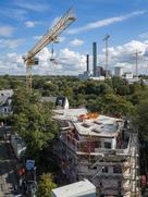 Der organische Baukörper ist zurückhaltend in den vorhandenen Baumbestand integriert