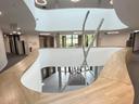 Das Foyer des Neubaus mit der sogenannten Urhütte, dem Kunst am Bau-Projekt in dem neuen Gebäude.