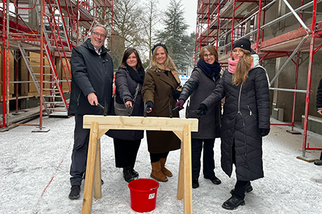 Richtfest im Schnee für 22 bezahlbare Wohnungen in Zehlendorf (v.l.): Vorstand Paul Johannes Fietz, Projektleiterin Yvonne Krohn, Hauptstellenleiterin Gabriela Ostermann, Silke Ramsaier (alle BImA), Architektin Franciska Perak (Gneise Planungsgesellschaft mbH).