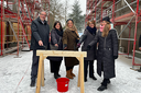 Richtfest im Schnee für 22 bezahlbare Wohnungen in Zehlendorf (v.l.): Vorstand Paul Johannes Fietz, Projektleiterin Yvonne Krohn, Hauptstellenleiterin Gabriela Ostermann, Silke Ramsaier (alle BImA), Architektin Franciska Perak (Gneise Planungsgesellschaft mbH).