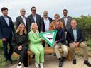 Gruppenbild mit Schild