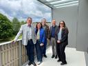 Feierten gemeinsam den Abschluss des Bauprojekts an der Bradleystraße in Neu-Ulm (v. links): Anton Miller (Geschäftsführung Leitung Augsburg bei B&O Bau Bayern), Ilona Stangler (BImA-Hauptstellenleiterin PM München), Christoph Gehr (BImA-Fachgebietsleiter PM München), Tom Höhne (Leiter der Wohnraumoffensive der BImA) und Kristina Thoma (Abteilungsleiterin BImA-Hauptstelle München).