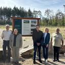 Gemeinsame Einweihung der neuen Informationstafeln (v. links): Jürgen Köhler (Leiter des Bundesforstbetriebes Rhein-Mosel), Dr. Anja Gross (Leiterin des Umweltbüros der US Army Garrison Rheinland-Pfalz), Johannes Haid (Umweltbüro US Army Garrison Rheinland-Pfalz), Susanne Barisch (Bauamtsleiterin der Gemeinde Oftersheim) und Alois Dötsch (Revierleiter im Bundesforstbetrieb Rhein-Mosel).