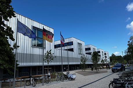 Foto von Gebäude mit heller Fassade