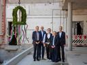 UBA-Präsident Prof. Dr. Dirk Messner, BMUKN-Abteilungsleiter Markus Gallander, Rafael Fromm von Bedachungen & Gerüstbau Rafael Fromm, BBR-Hauptabteilungsleiterin Elke Steinmann und Hauptstellenleiter Facility Management Berlin der BImA, Lothar Giese