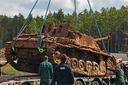Abtransport eines Sturmgeschützes mit Kran