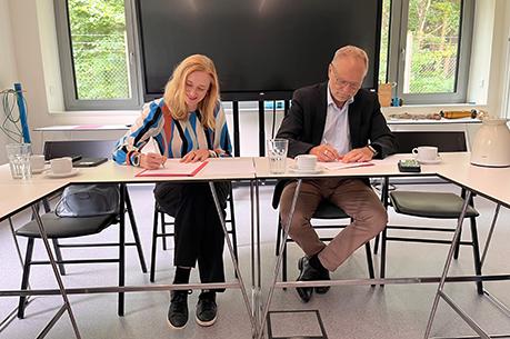 BImA-Vorständin Dorothee Martin (links) und Thomas Bauchrowitz, Direktor Landeskriminalamt Schleswig-Holstein, unterzeichneten die Rahmenverwaltungsvereinbarung zur Kampfmittelräumung auf bundeseigenen Grundstücken in Schleswig-Holstein.