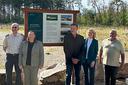 Gemeinsame Einweihung der neuen Informationstafeln (v. links): Jürgen Köhler (Leiter des Bundesforstbetriebes Rhein-Mosel), Dr. Anja Gross (Leiterin des Umweltbüros der US Army Garrison Rheinland-Pfalz), Johannes Haid (Umweltbüro US Army Garrison Rheinland-Pfalz), Susanne Barisch (Bauamtsleiterin der Gemeinde Oftersheim) und Alois Dötsch (Revierleiter im Bundesforstbetrieb Rhein-Mosel).