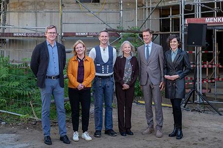 Den erreichten Meilenstein würdigten (von links): BImA-Abteilungsleiter Thomas Gudera, Bezirksstadträtin Carolina Böhm, Polier André Bahro, Regionalleiterin bei Kindertagesstätten Berlin Süd-West Monika Pilger, Klaus Fudickar und María Ángeles Orduña Gañán (beide BBR).