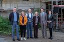 Den erreichten Meilenstein würdigten (von links): BImA-Abteilungsleiter Thomas Gudera, Bezirksstadträtin Carolina Böhm, Polier André Bahro, Regionalleiterin bei Kindertagesstätten Berlin Süd-West Monika Pilger, Klaus Fudickar und María Ángeles Orduña Gañán (beide BBR).