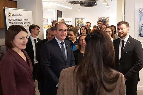 Bundesinnenminister Alexander Dobrindt (2. v. l.) eröffnete mit dem ukrainischen Minister für Sozialpolitik, Familie und Einheit, Denis Uljútin (r. neben Dobrindt), das Unity Hub in Berlin ein.