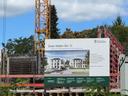 Das Bauschild des BImA-Wohnungsneubauprojektes an der Sven-Hedin-Straße 11 in Berlin-Zehlendorf. Dort entstehen derzeit 22 neue Wohnungen.