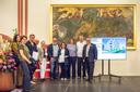 Mehrere Personen posieren glücklich für ein Gruppenfoto