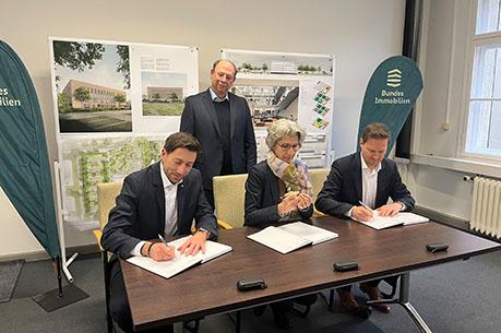 Bei der Vertragsunterzeichnung (v.l.): Christian Meier (HOCHTIEF), Prof. Dr. Charles Franz (stehend; Max Rubner-Institut), Brigitte Bourscheidt (Leiterin des BImA-Geschäftsbereichs Facility Management) und Daniel Ziegler (HOCHTIEF).