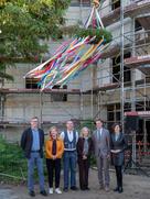 Den erreichten Meilenstein würdigten (von links): BImA-Abteilungsleiter Thomas Gudera, Bezirksstadträtin Carolina Böhm, Polier André Bahro, Regionalleiterin bei Kindertagesstätten Berlin Süd-West Monika Pilger, Klaus Fudickar und María Ángeles Orduña Gañán (beide BBR).