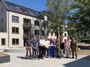 Bei der offiziellen Übergabe (alle Personen, die den Schlüssel halten v.l.n.r.): Richard Greß (Leiter der Goldbeck-Niederlassung München), Deniz Kaya (BImA), Oberregierungsrätin Hanka Watzke (stellvertretende Dienststellenleiterin Bundeswehr-Dienstleistungszentrum (BwDLZ) München) und Oberstleutnant Eduard Eberl (stellvertretender Kasernenkommandant Universität der Bundeswehr (UniBw) München, Neubiberg).