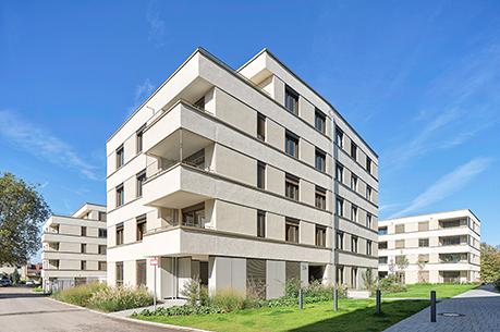 Neuer Wohnblock mit heller Fassade