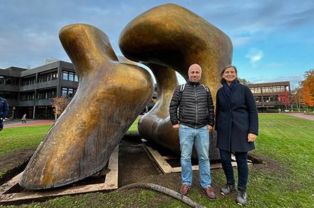 Zuständig für das Kunstwerk bei der BImA: Objektmanager Axel Willebrand und Kunstexpertin Dr. Sylvia Haida haben die Sanierung der „Large Two Forms“ gemeinsam geplant.