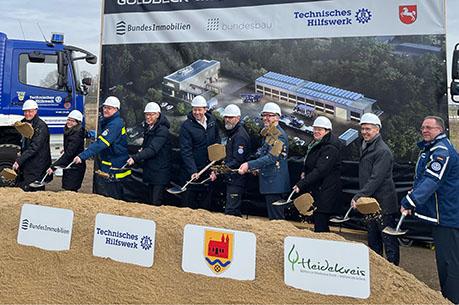 Beim Spatenstich beim THW-Ortsverband Fallingbostel-Walsrode (von links): Lars Luderer (Beiratsmitglied Goldbeck), Sabine Hauptmeyer-Maruschke (Staatliches Baumanagement Weser-Leine), Jörg Eger (THW-Landesbeauftragter Hamburg-Niedersachsen), BImA-Vorstandsmitglied Holger Hentschel, Bundesministerfinanzminister und Vizekanzler Lars Klingbeil, Ulrich Stampa (kommissarischer stellvertretender THW-Ortsbeauftragter), THW-Vizepräsident Dierk Hansen, Walsrodes Bürgermeisterin Helma Spöring, Landrat Jens Grote und Thomas Kolodzi (THW-Landessprecher Hamburg-Niedersachsen).