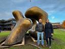 Zuständig für das Kunstwerk bei der BImA: Objektmanager Axel Willebrand und Kunstexpertin Dr. Sylvia Haida haben die Sanierung der „Large Two Forms“ gemeinsam geplant.
