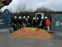 Gemeinsam beim symbolischen ersten Spatenstich (von links): Mika Karle (Projektverantwortlicher der BImA), Matthias Kästle (Niederlassungsleiter Dreßler Bau), Ralf König (Geschäftsführer Immvest-Maulburg GmbH), Axel Kolfenbach (Geschäftsbereichsleiter  Portfoliomanagement der BImA), Susanne Dübon (Hauptstellenleiterin der BImA), Yesim Özcelik (Fachgebietsleiterin Portfoliostrategie der BImA), Jessica Lang (Bürgermeisterin von Maulburg) und Maximilian Romoser (Oberbauleiter Dreßler Bau).
