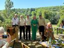 5 Personen posieren für ein Gruppenfoto