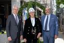 Beim Richtfest für das Elisabeth-Selbert-Haus steht die geleistete Arbeit der Bauleute im Mittelpunkt. Ihr Engagement würdigten (von links): Prof. Dr. Alexander von Erdély (BImA-Vorstandssprecher), Gerd Spörl (Oberpolier PORR) und Omid Nouripour (Vorsitzender der Bau- und Raumkommission des Deutschen Bundestages).