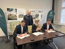 Bei der Vertragsunterzeichnung (v.l.): Christian Meier (HOCHTIEF), Prof. Dr. Charles Franz (stehend; Max Rubner-Institut), Brigitte Bourscheidt (Leiterin des BImA-Geschäftsbereichs Facility Management) und Daniel Ziegler (HOCHTIEF)