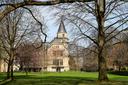 Blick in den sonst öffentlich zugänglichen Park mit dem Haus Carstanjen im Hintergrund in Bonn-Bad Godesberg.