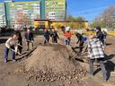 Mehrere Personen nehmen mit Schaufeln einen Spatenstich vor