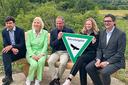 Gruppenbild mit Schild