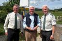 Bundespräsident Frank-Walter Steinmeier (Mitte) mit Marco Reeck (links) und Georg Herrendorf an der Feldstetter Schranke auf dem ehemaligen Truppenübungsplatz Münsingen.