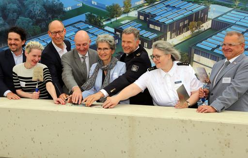 Legten gemeinsam den Grundstein für das Einsatztrainingszentrum für den Zoll in Eppingen (von links): Sascha Bahlau (Geschäftsführer Loupz), Theresa Twachtmann (PD – Berater der öffentlichen Hand GmbH), Michael Six (Geschäftsführer Goldbeck Deutschland), Rolf Bösinger (BMF-Staatssekretär), Brigitte Bourscheidt (Leiterin BImA-Geschäftsbereich Facility Management), Armin Rolfink (Präsident der Generalzolldirektion), Christina Taylor-Lucas (Leiterin Hauptzollamt Heilbronn) und Klaus Holaschke (Oberbürgermeister Stadt Eppingen).