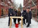Richtfest im Schnee für 22 bezahlbare Wohnungen in Zehlendorf (v.l.): Vorstand Paul Johannes Fietz, Projektleiterin Yvonne Krohn, Hauptstellenleiterin Gabriela Ostermann, Silke Ramsaier (alle BImA), Architektin Franciska Perak (Gneise Planungsgesellschaft mbH). 