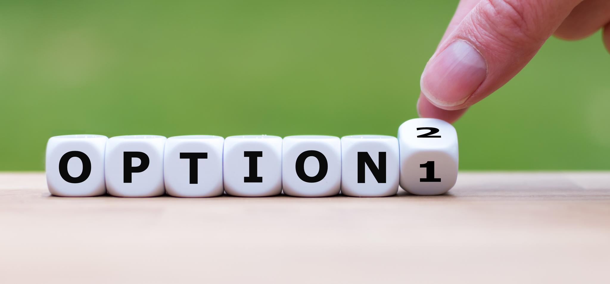 Würfel bilden die Wörter Option1 und Option2