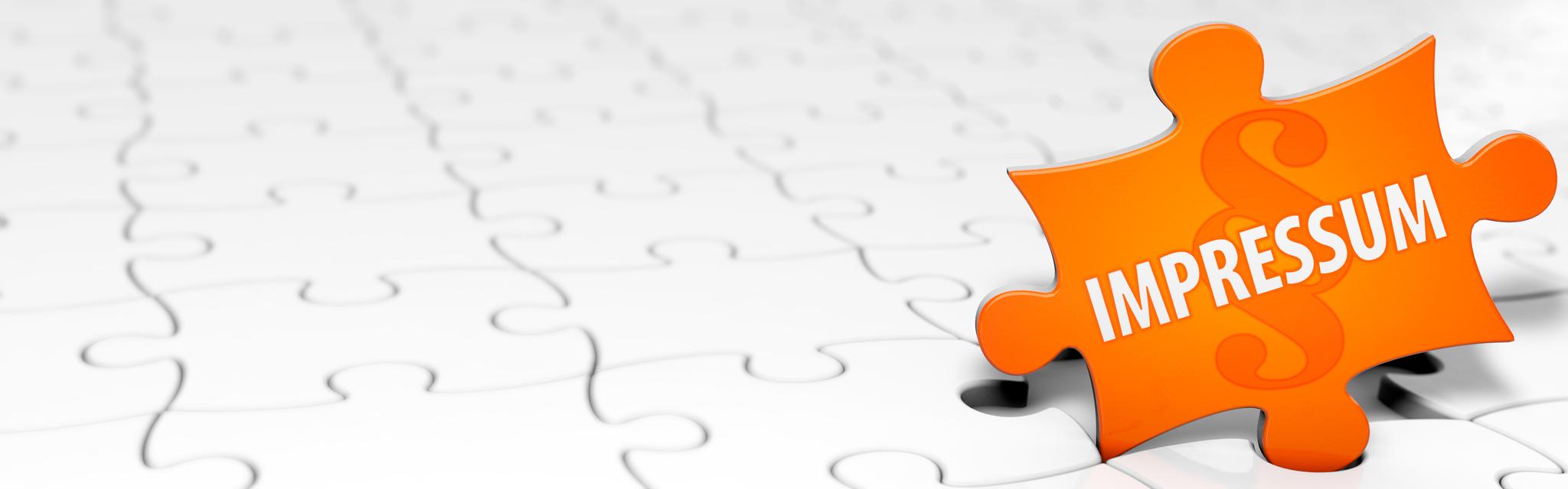 Oranges Puzzleteil mit Schriftzug "Impressum" und einem Paragraphen-Zeichen vor einem zusammengesetzten Puzzle, das aus lauter weißen Teilen besteht