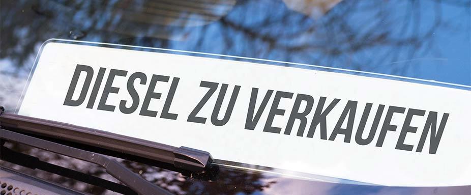 Tisch mit Stühlen
