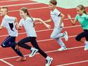 Schüler und Schülerinnen laufen beim Sportunterricht