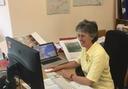 Dr. Jacinta Prunty an ihrem Schreibtisch vor ihrem PC