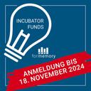 Grafik mit dunkelblauem Hintergrund und weißer Glühbirnenkontur. Darin steht ‚Incubator Funds‘. Unten befindet sich das Logo ‚NFDI forMemory‘. Rechts unten liegt ein rotes Banner mit dem Hinweis auf die Anmeldung bis 18. November 2024.