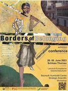Poster zur internationalen Ausstellung und Konferenz ‚Borders of Belonging‘ mit gelbem Hintergrund und collageartigen Motiven aus Figuren, Zeichnungen und Architektur. Enthält Titel, Veranstaltungsdatum 28.–30. Juni 2023, Ort Schloss Thurnau sowie Logos der beteiligten Institutionen und einen QR‑Code.