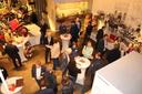 Zahlreiche Menschen vernetzen sich bei einem Treffen im Museum Industriekultur in Nürnberg. Rechts befindet sich das Buffet, die Personen stehen um Stehtische. Links hinten sind Ausstellungsstücke zu sehen.