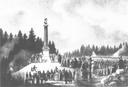 Schwarz-Weiß-Darstellung der Enthüllung der Ottosäule im Jahr 1834. Zahlreiche festlich gekleidete Menschen haben sich im Freien um das hohe Säulendenkmal mit einer Büste an der Spitze versammelt. Im Hintergrund stehen ein Gebäude und dicht bewaldete Hügel.