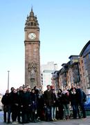 Gruppenbild vor einem Glockenturm mit Turmuhr in Belfast